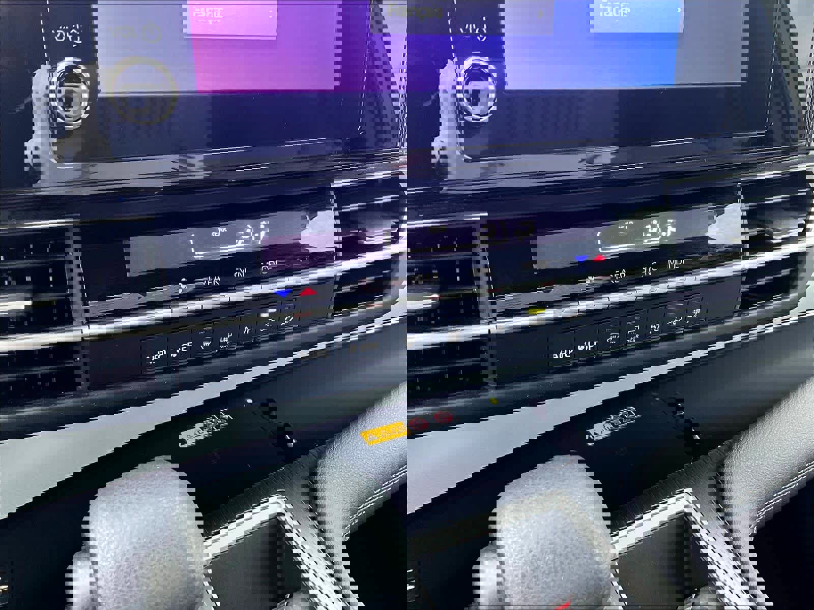 Used 2025 Toyota Sienna LE image 27