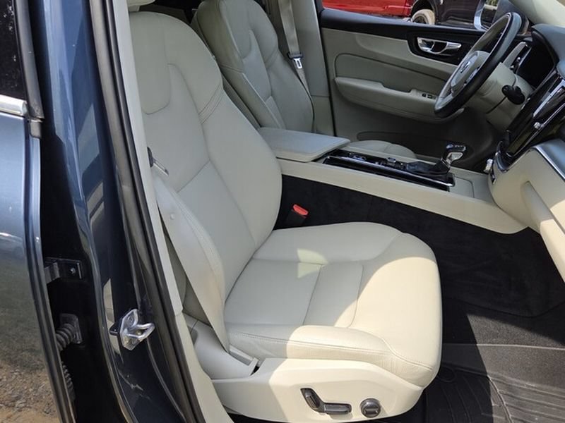 Used 2019 Volvo XC60 T6 Momentum w/ Premium Package AWD/4WD image 16