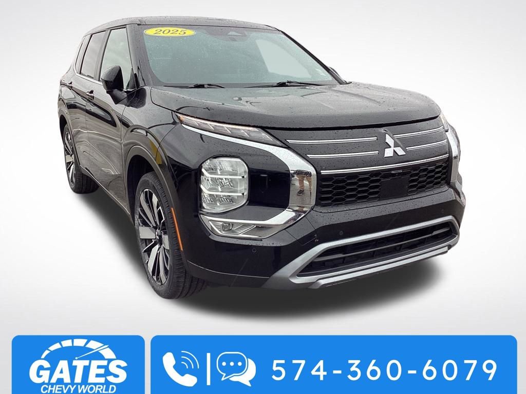 Used 2025 Mitsubishi Outlander SE image 1