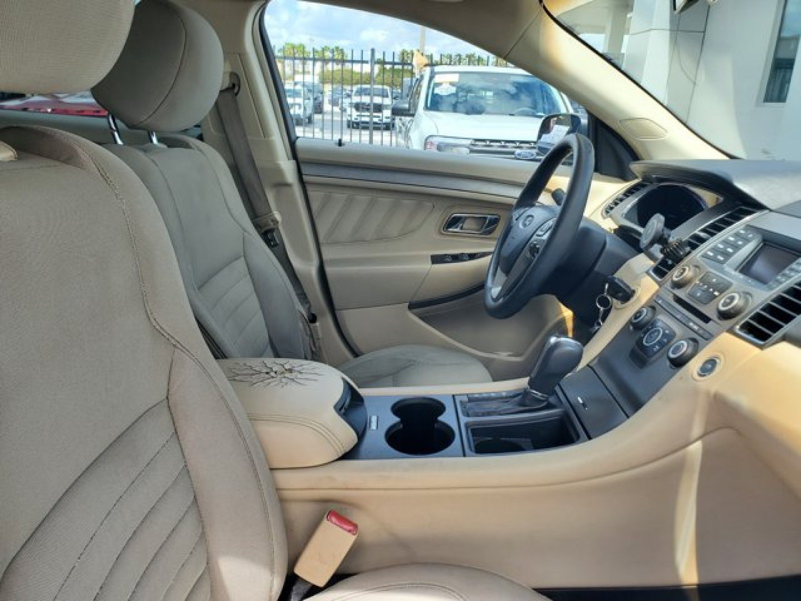 Used 2014 Ford Taurus SE FWD image 30
