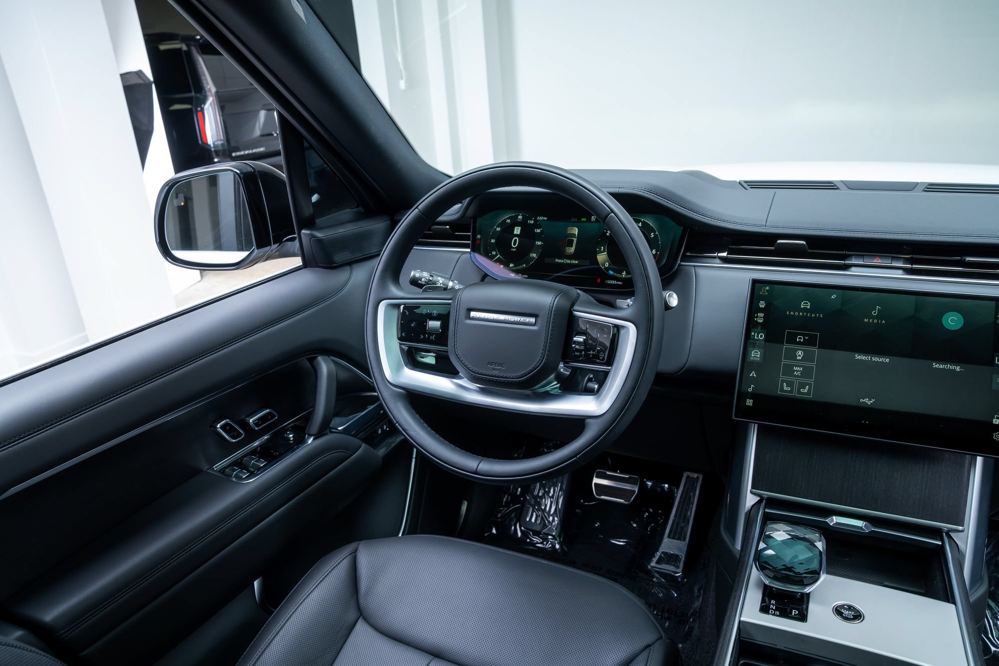 Used 2025 Land Rover Range Rover SE AWD/4WD image 9