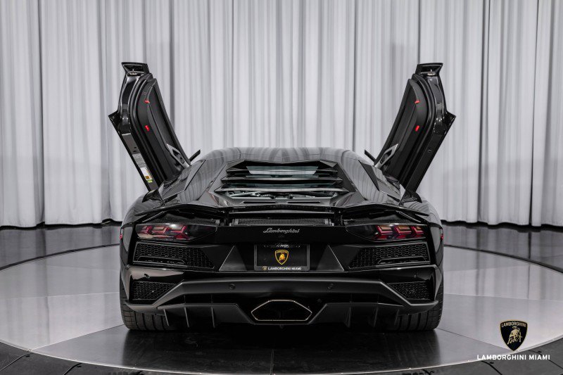 Used 2018 Lamborghini Aventador S image 30
