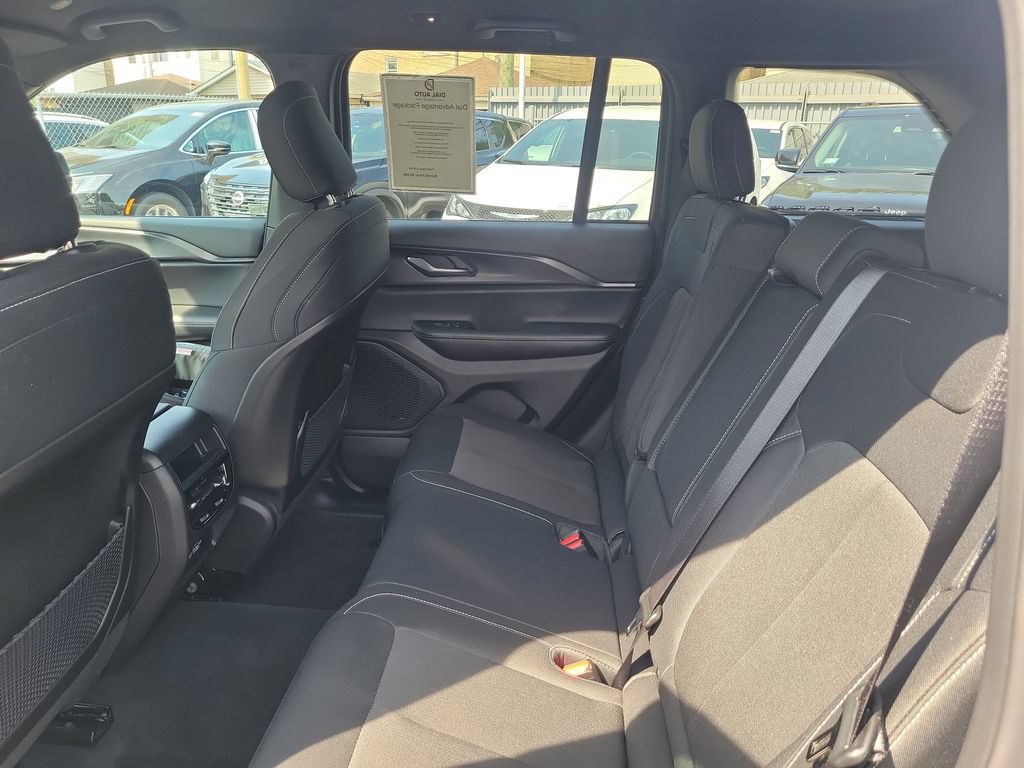 Certified 2025 Jeep Grand Cherokee Laredo AWD/4WD image 9