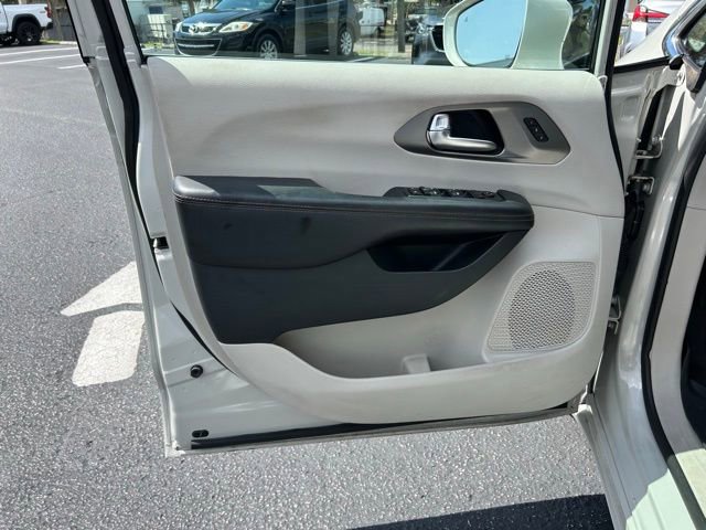 Used 2020 Chrysler Pacifica Touring-L Plus image 12