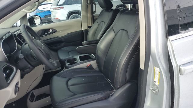 Certified 2024 Chrysler Pacifica Touring-L FWD image 19