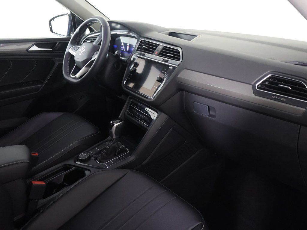 Used 2022 Volkswagen Tiguan SE w/ Panoramic Sunroof Package image 28
