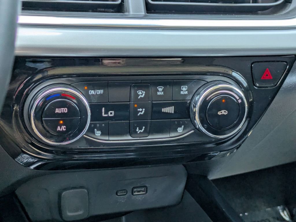 Used 2025 Chevrolet Trax LT w/ LT Convenience Package FWD image 17
