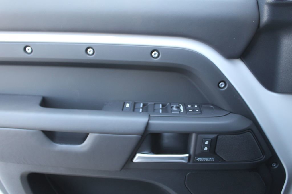New 2026 Land Rover Defender 130 X-Dynamic SE image 16