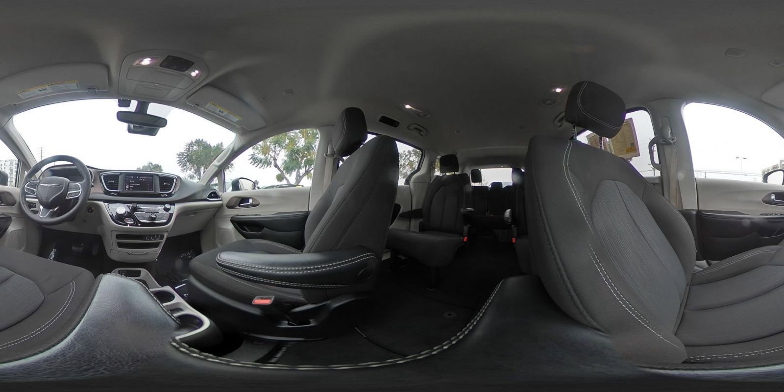 Used 2023 Chrysler Voyager LX image 44