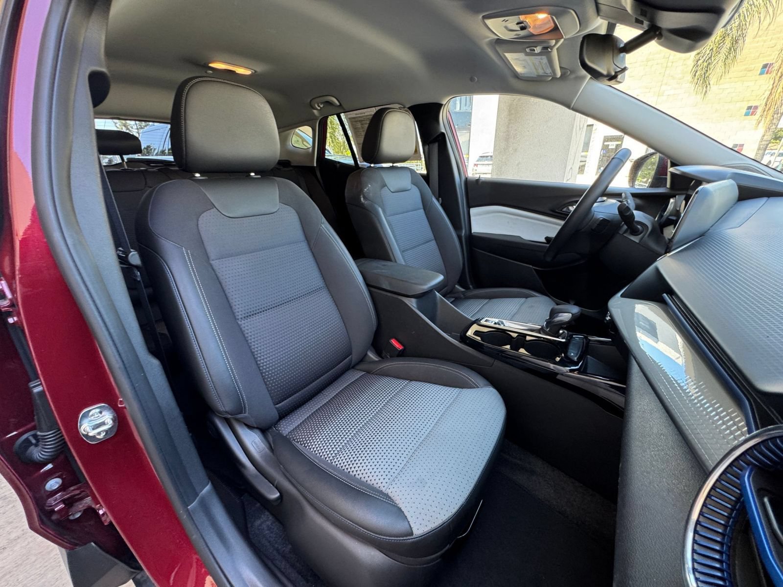 Used 2025 Chevrolet Trax LT w/ LT Convenience Package FWD image 35