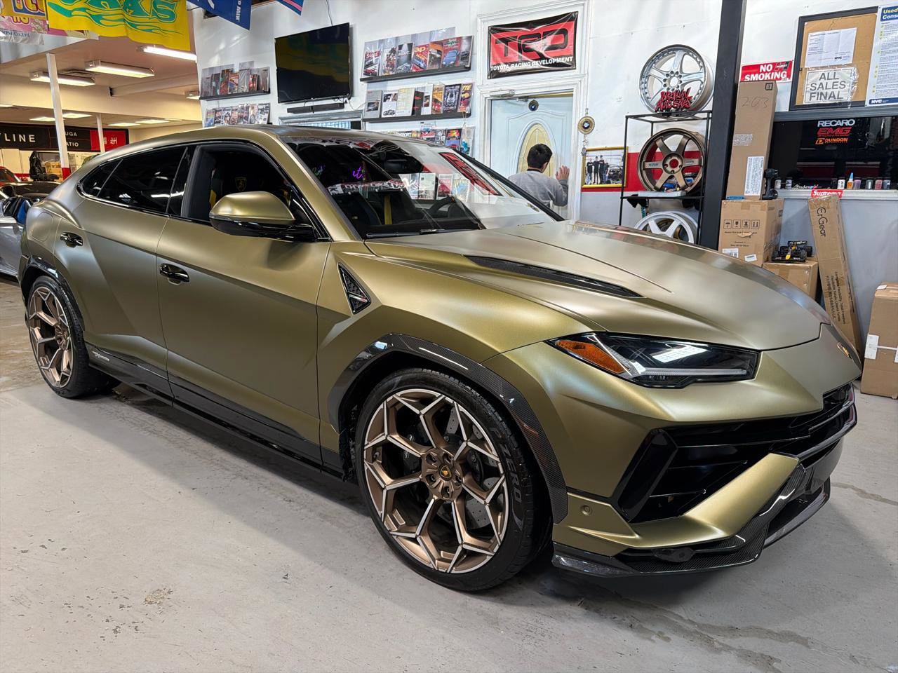 Used 2024 Lamborghini Urus Performante AWD/4WD image 3