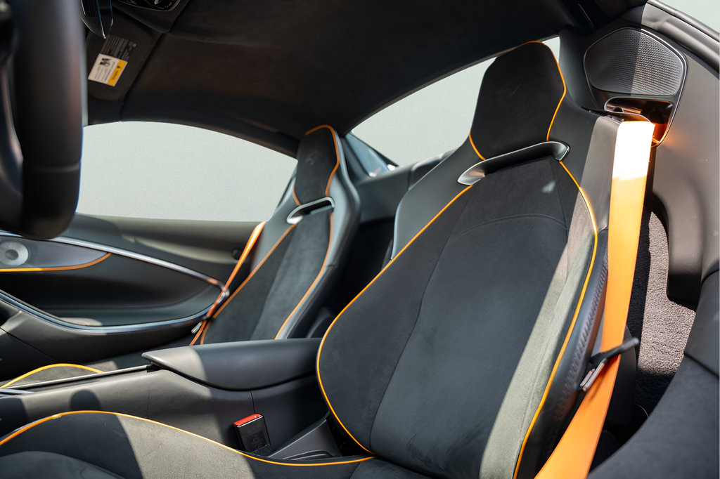 Used 2025 McLaren Artura Spider RWD image 37
