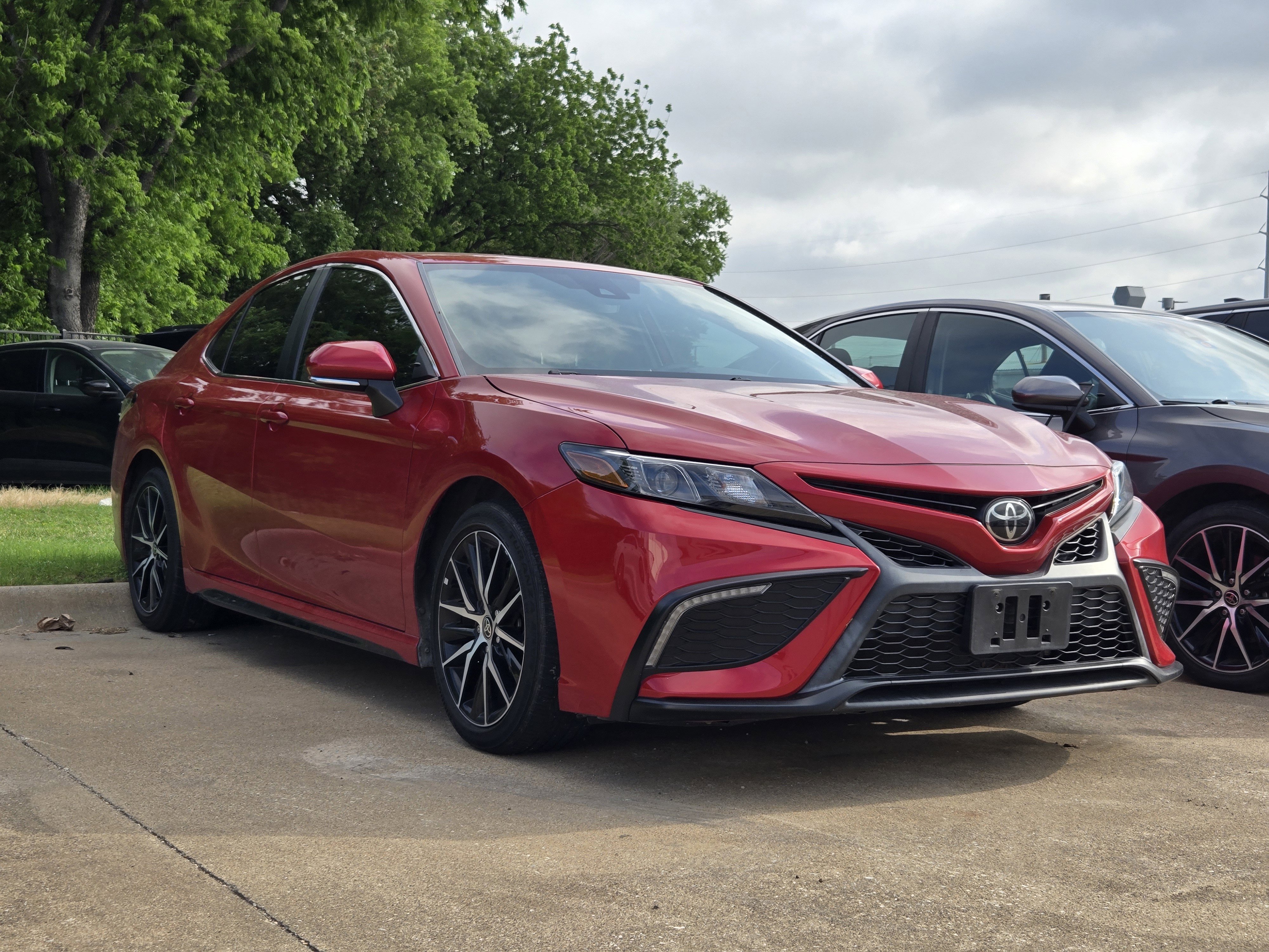 Used 2022 Toyota Camry SE image 1