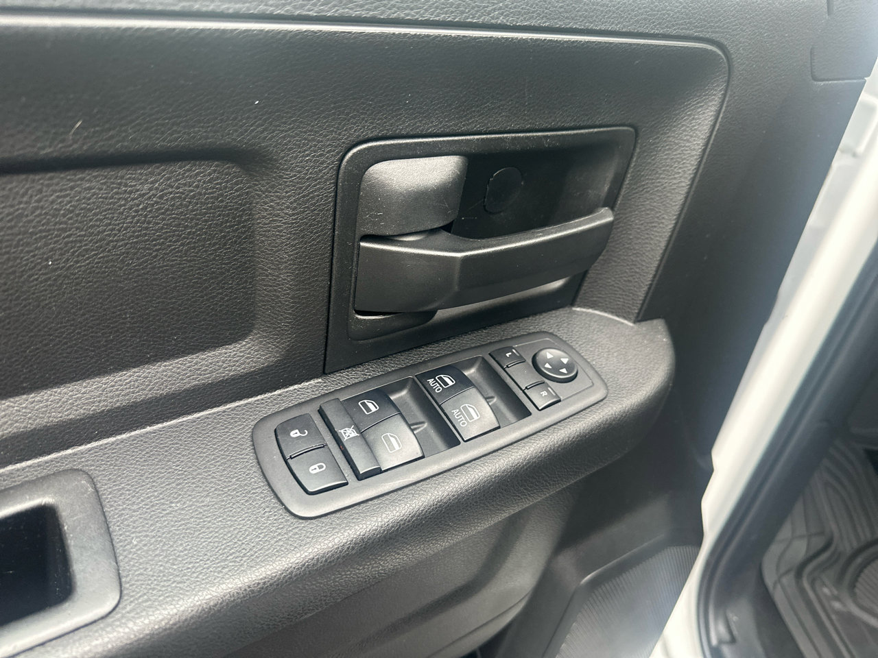 Used 2018 RAM 2500 Tradesman w/ Chrome Appearance Group image 30