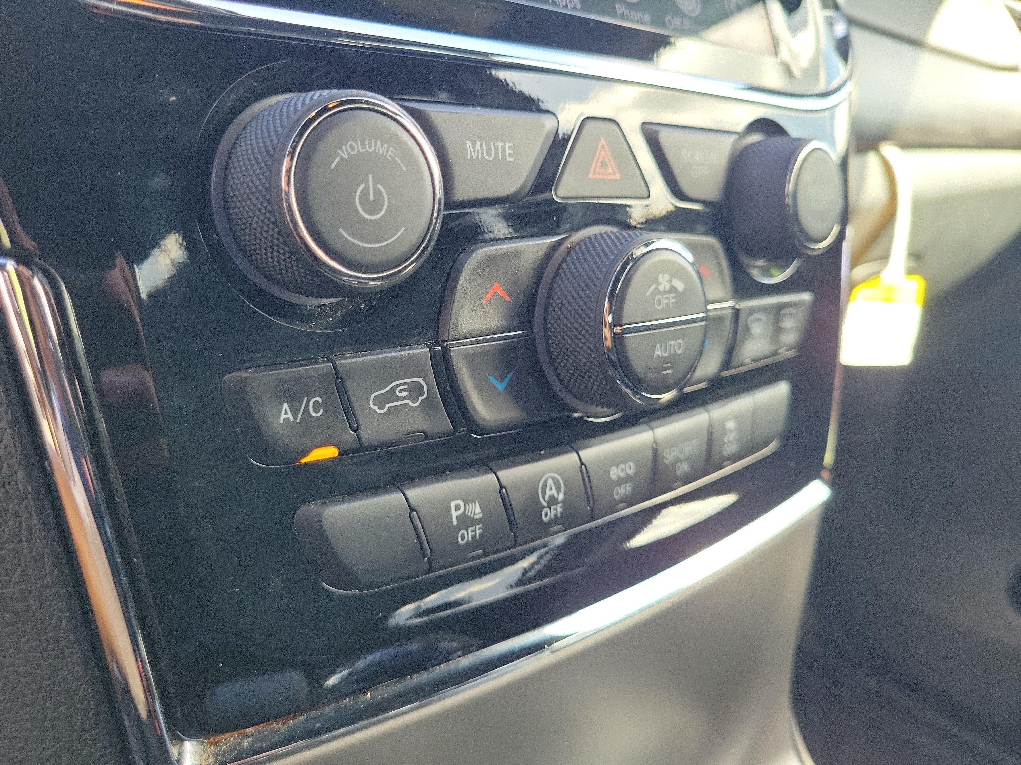Used 2022 Jeep Grand Cherokee Laredo E AWD/4WD image 23