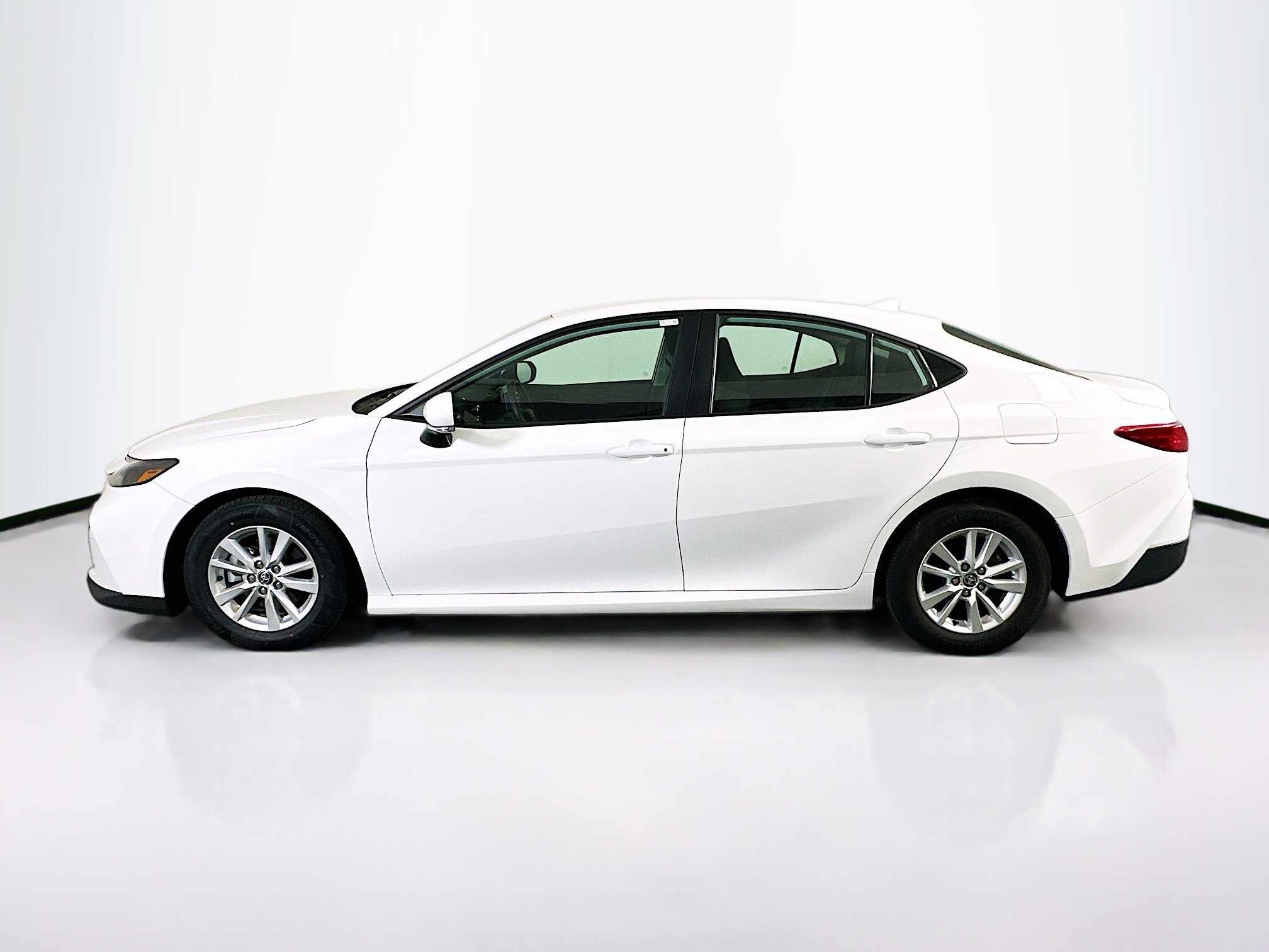 Used 2025 Toyota Camry LE image 4