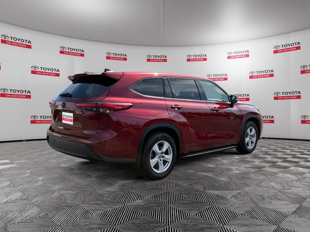 Used 2022 Toyota Highlander LE AWD/4WD image 3