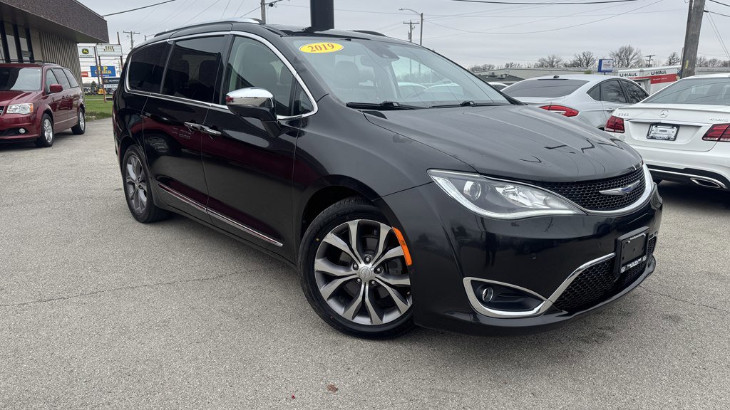 Used 2019 Chrysler Pacifica Limited w/ Tire & Wheel Group FWD image 2