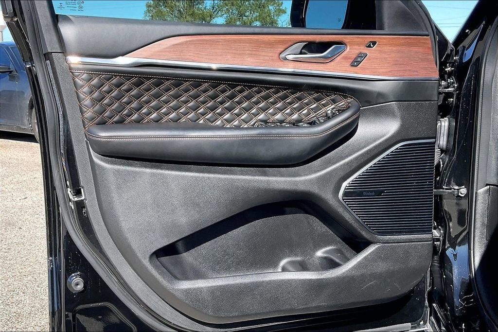 Used 2022 Jeep Grand Cherokee Summit w/ Luxury Tech Group V image 17