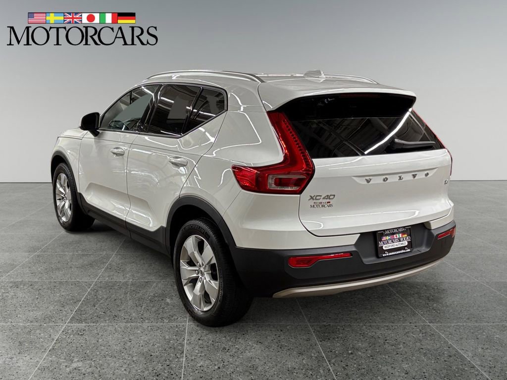 Used 2019 Volvo XC40 T4 Momentum image 5