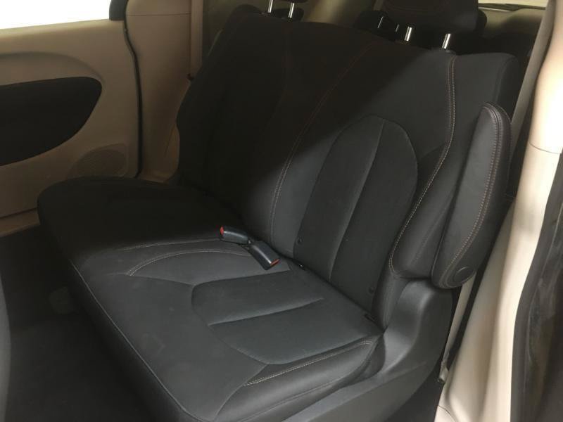 Used 2018 Chrysler Pacifica L FWD image 10