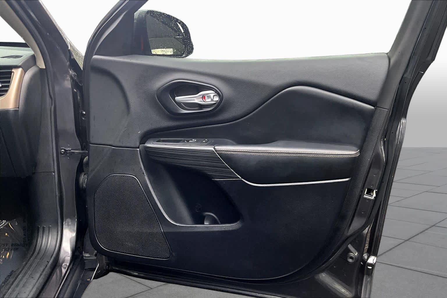 Used 2016 Jeep Cherokee Limited FWD image 23