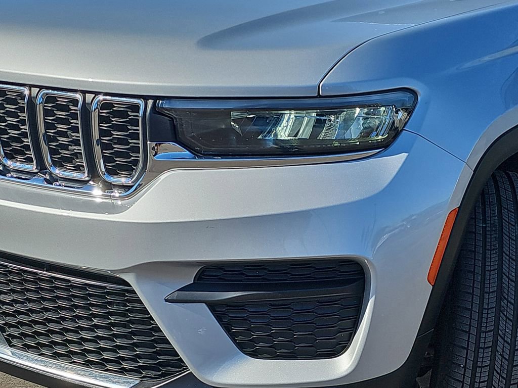 Used 2025 Jeep Grand Cherokee Laredo X w/ Trailer Tow Package image 33