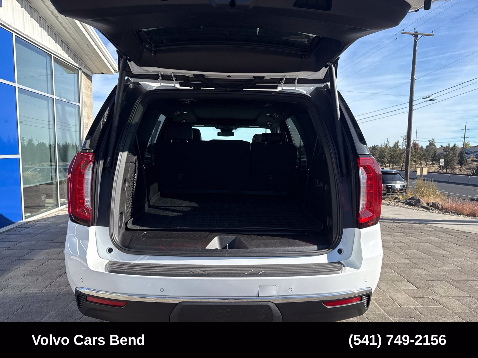 Used 2023 GMC Yukon SLT w/ SLT Premium Package AWD/4WD image 9