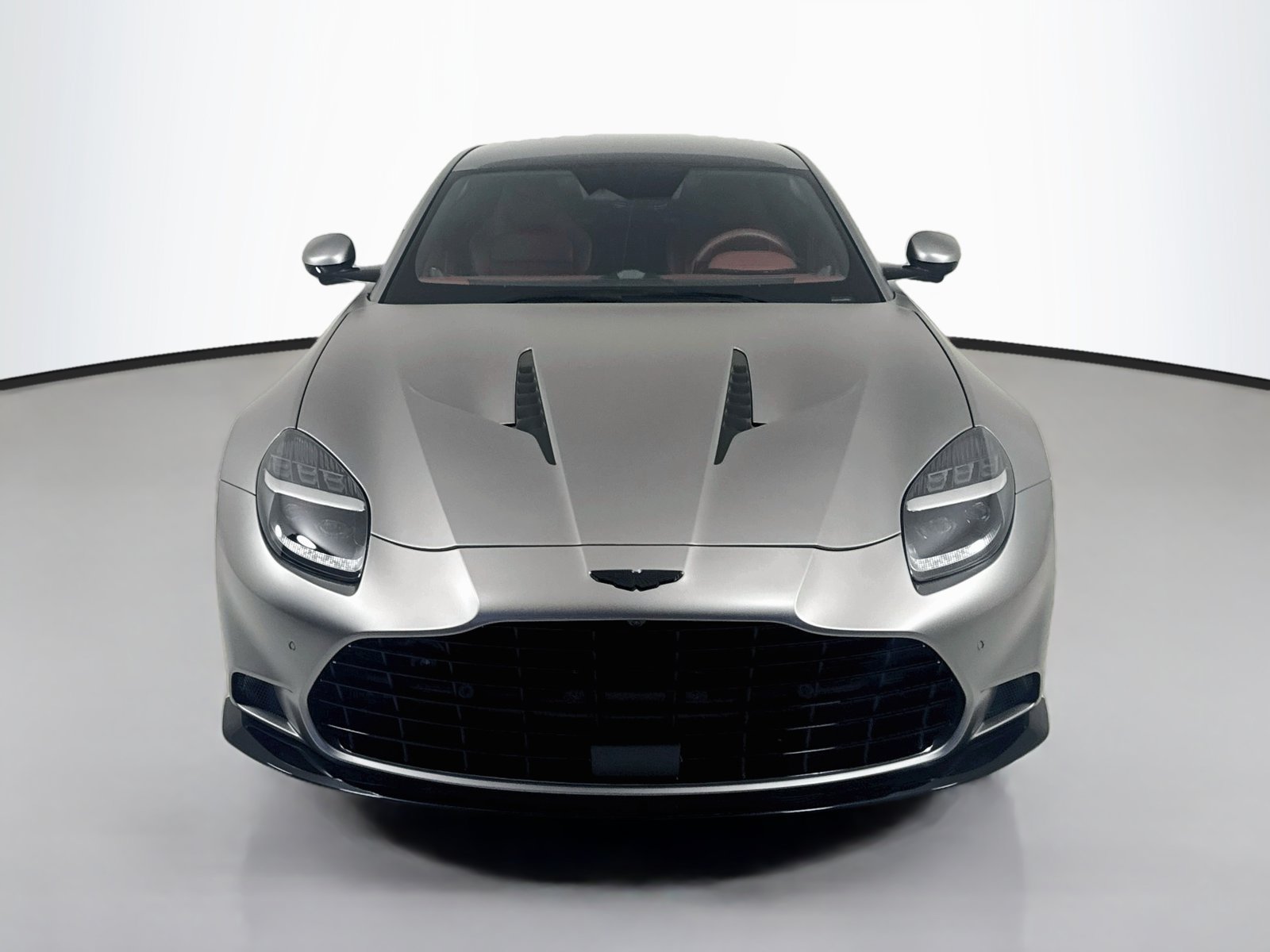 Used 2025 Aston Martin Vanquish RWD image 2