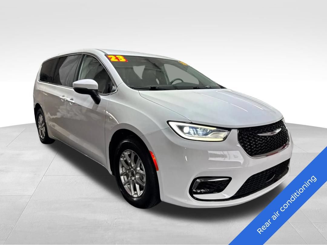 Used 2023 Chrysler Pacifica Touring-L FWD image 3