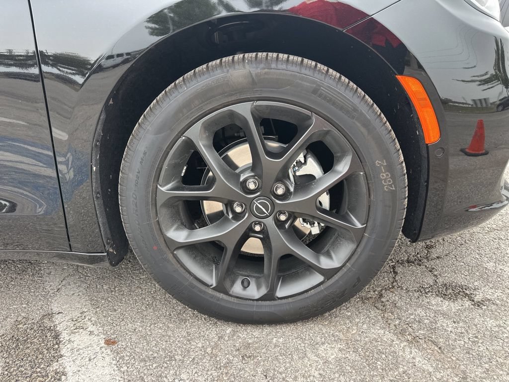 New 2026 Chrysler Pacifica Limited w/ S Appearance Package FWD image 4