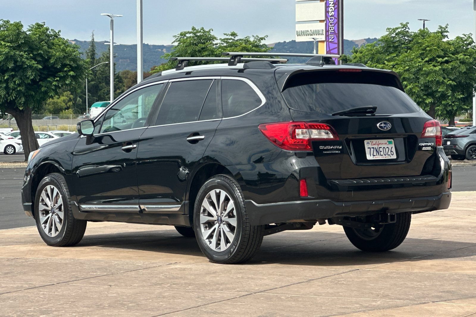 Used 2017 Subaru Outback 2.5i Touring AWD/4WD image 6