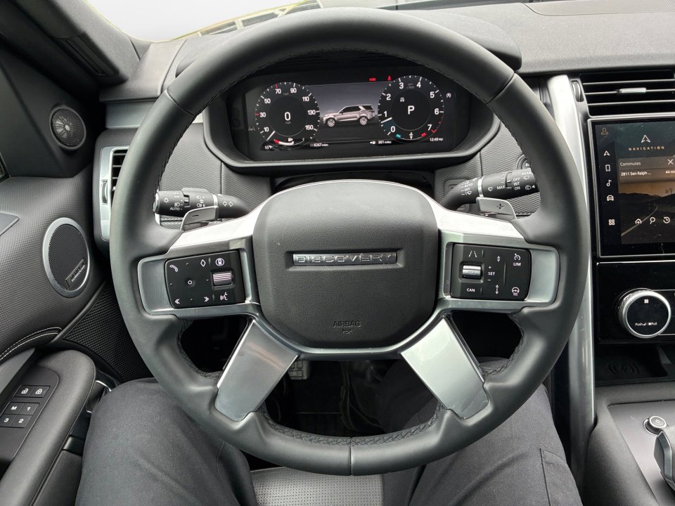 Used 2025 Land Rover Discovery Dynamic SE AWD/4WD image 10