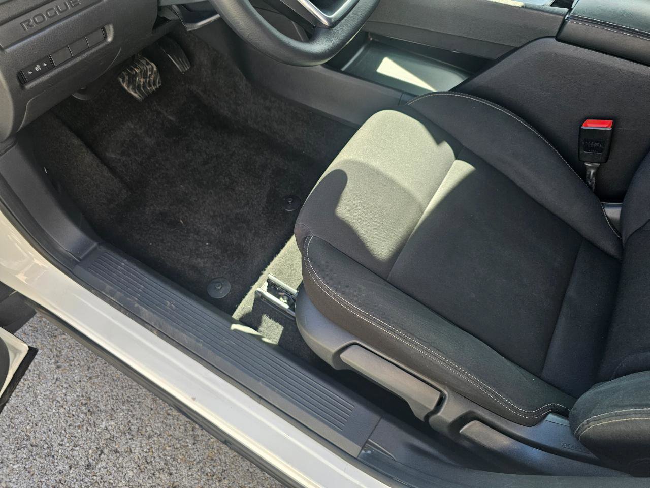 Used 2023 Nissan Rogue S image 25