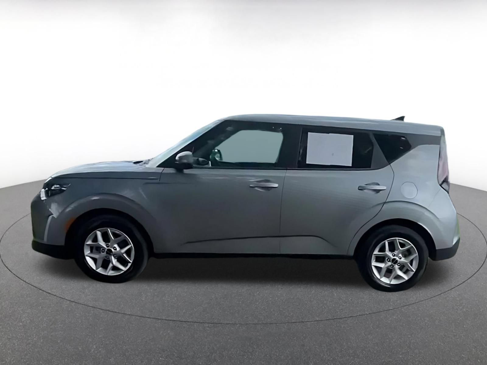 Used 2025 Kia Soul LX w/ LX Technology Package FWD image 8