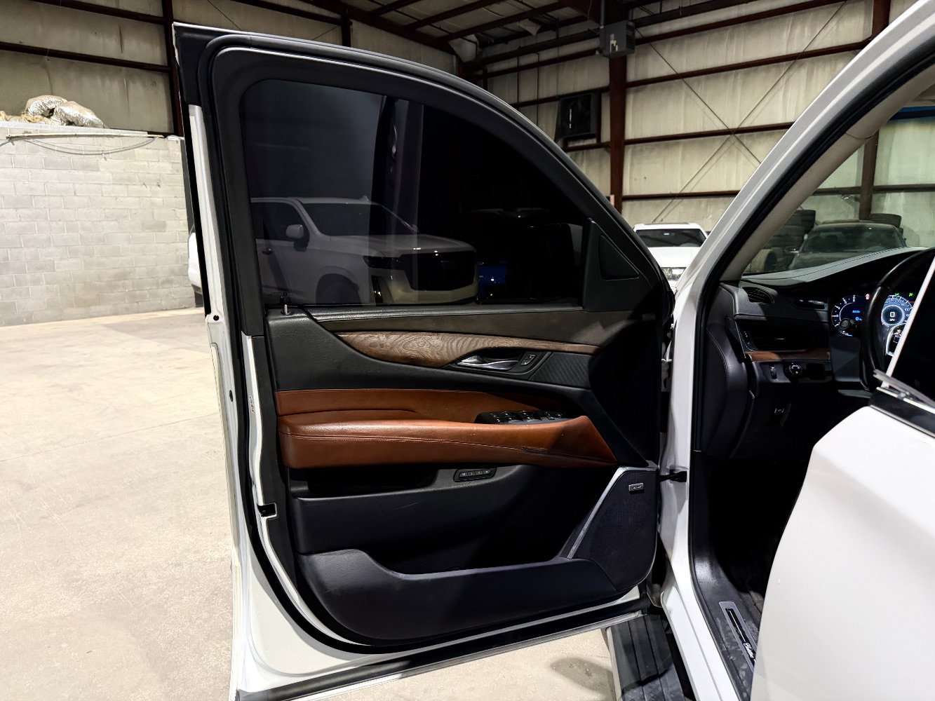 Used 2017 Cadillac Escalade Premium Luxury RWD image 11