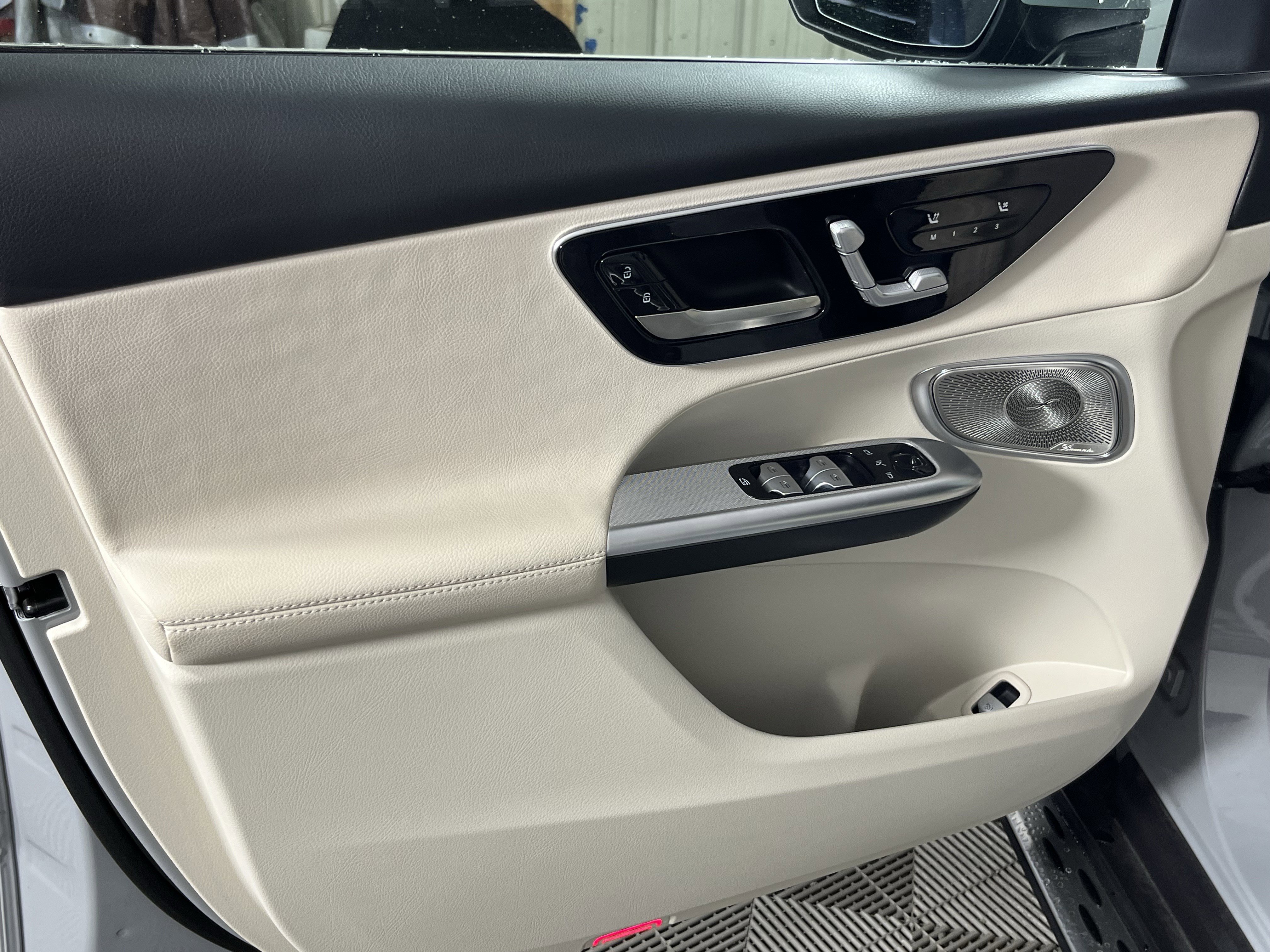 Used 2025 Mercedes-Benz GLC 300 4MATIC image 13