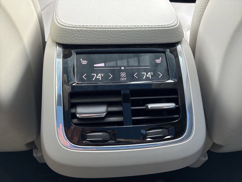 Used 2017 Volvo XC90 T6 Momentum w/ Vision Package image 22