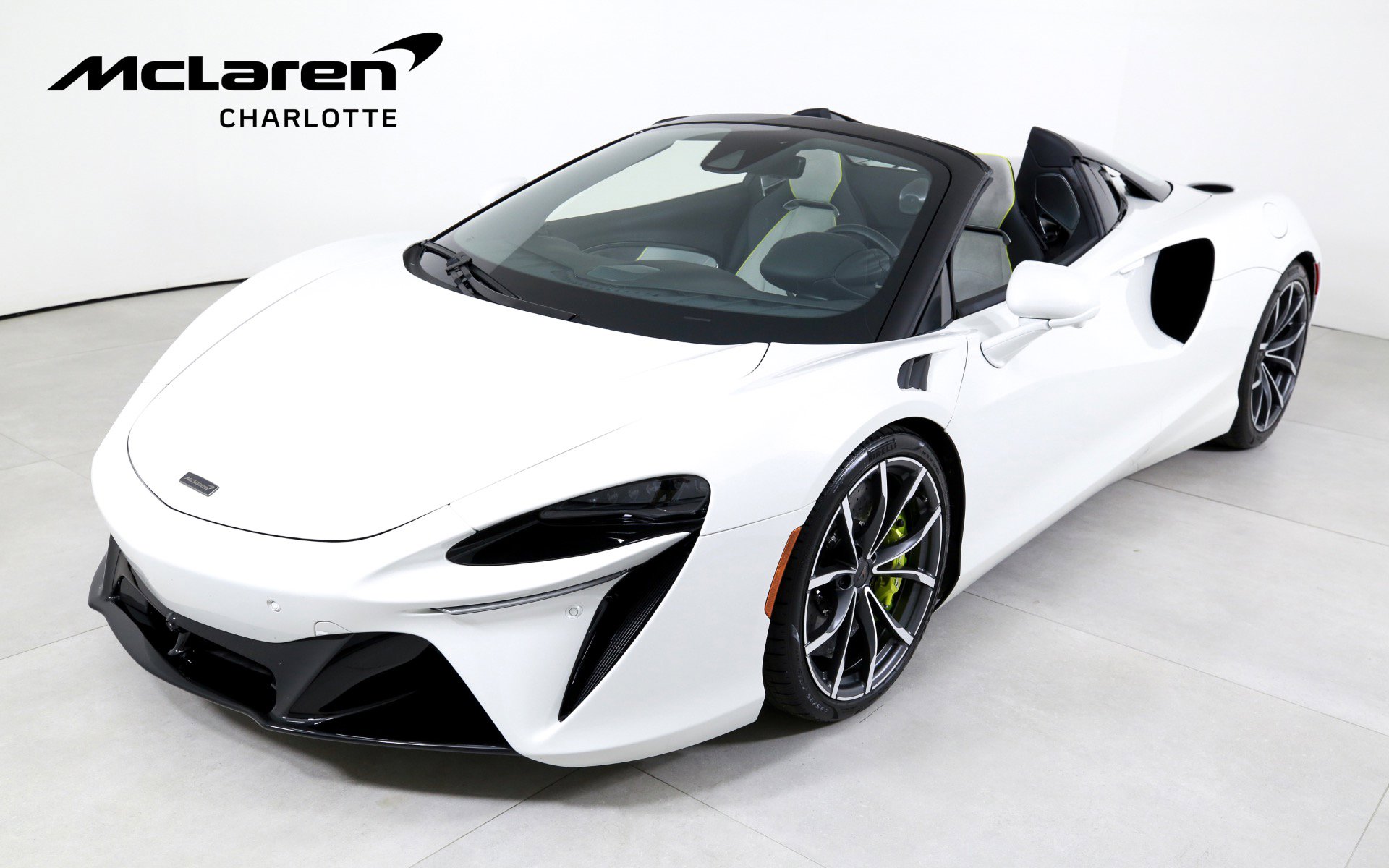 Used 2025 McLaren Artura Spider image 1