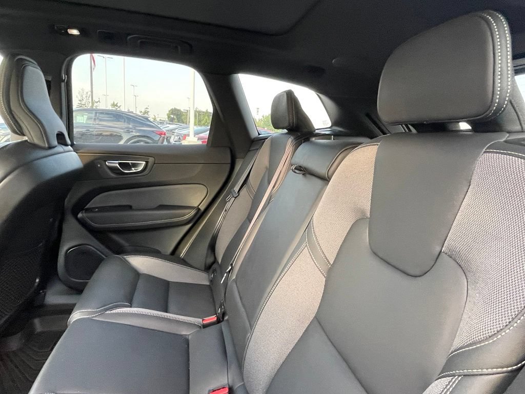 Used 2022 Volvo XC60 B5 R-Design AWD/4WD image 27