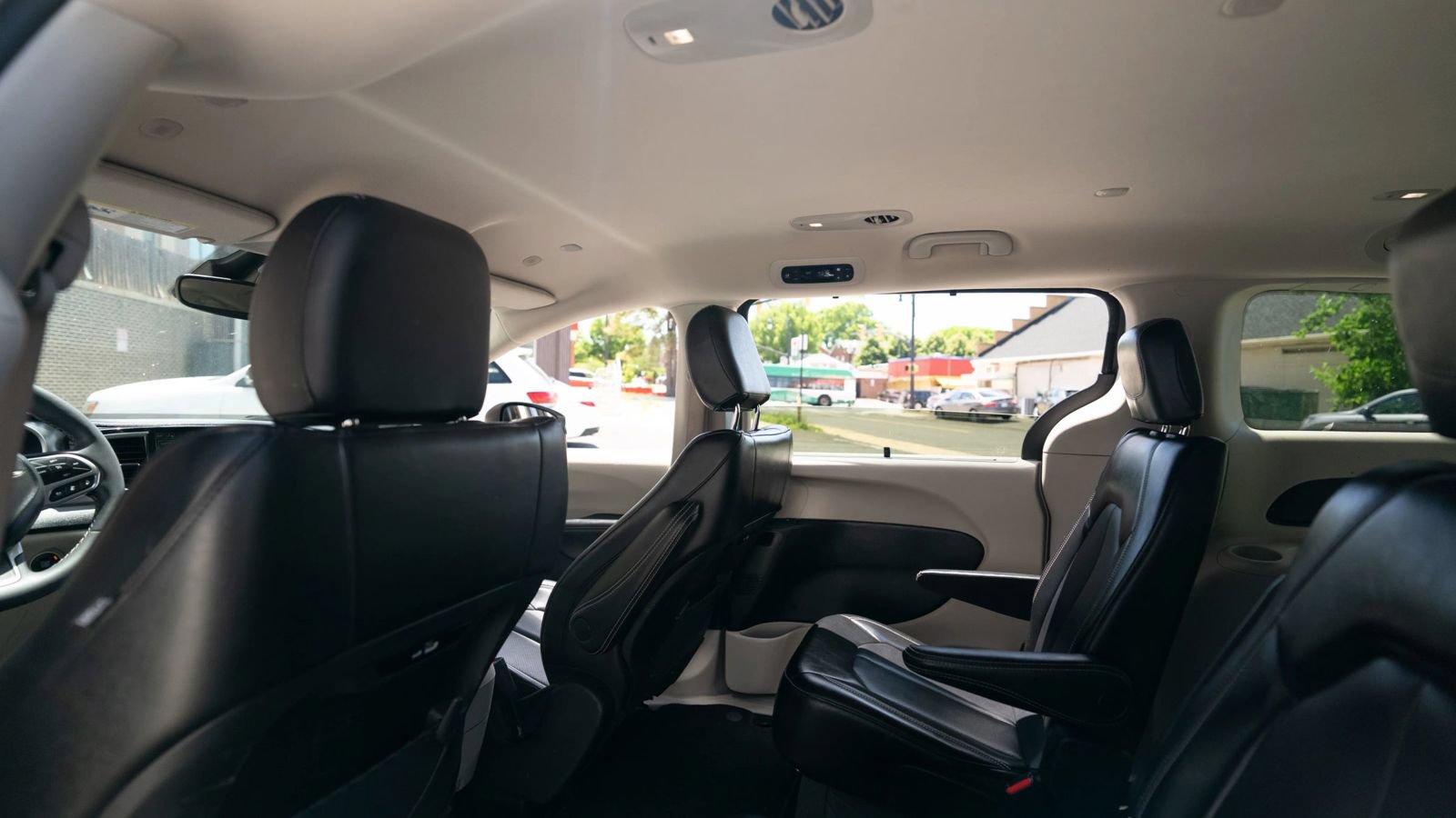 Used 2023 Chrysler Pacifica Touring-L FWD image 23