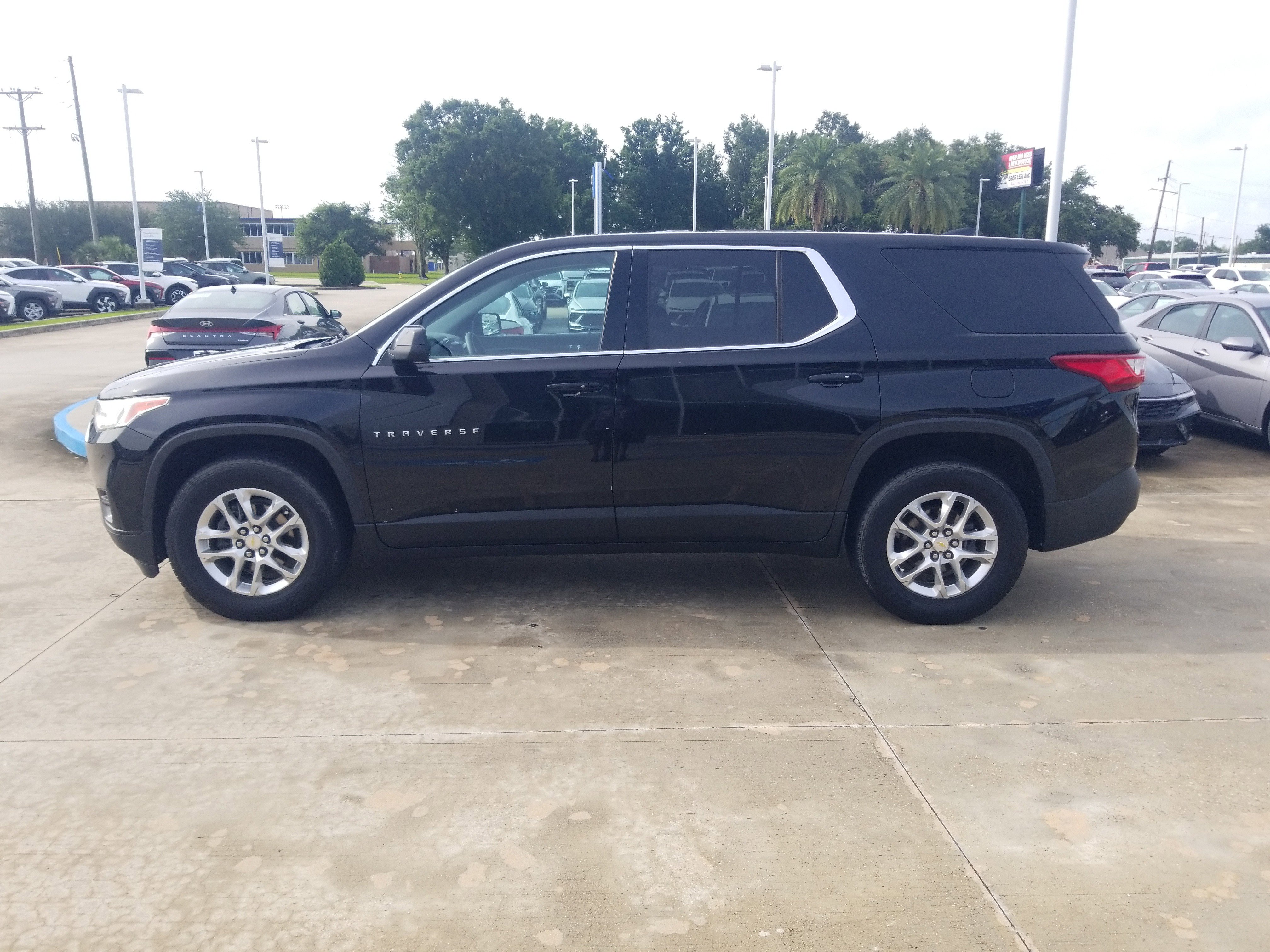 Used 2021 Chevrolet Traverse LS FWD image 4