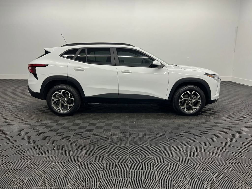 Used 2024 Chevrolet Trax LT w/ LT Convenience Package image 7