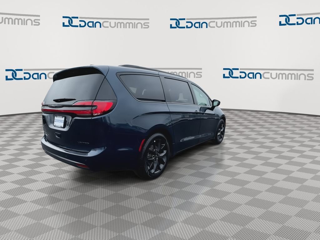 Used 2025 Chrysler Pacifica Limited image 8