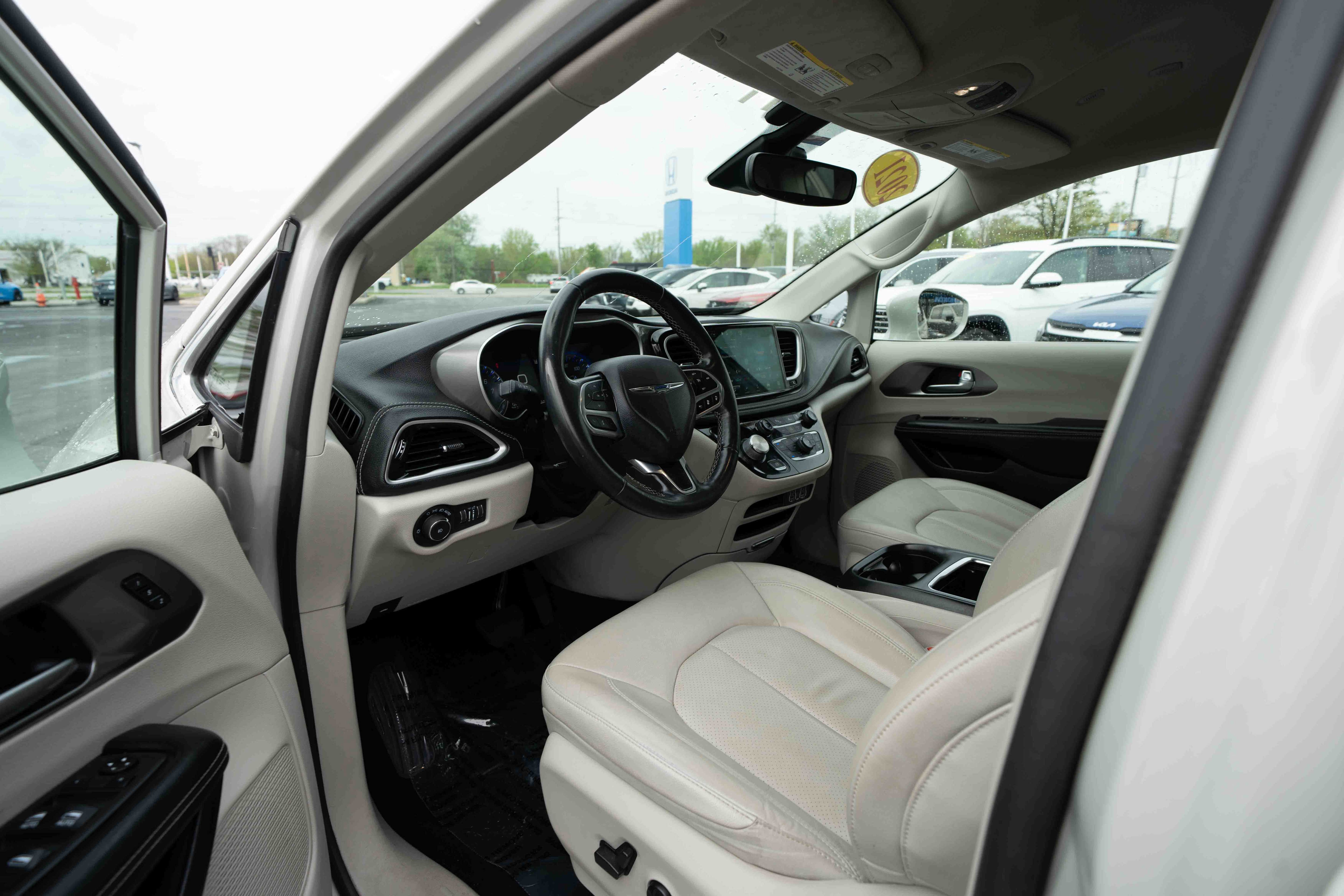 Used 2021 Chrysler Pacifica Touring-L FWD image 8