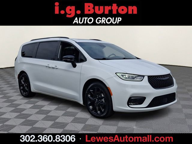 Used 2025 Chrysler Pacifica Limited image 1