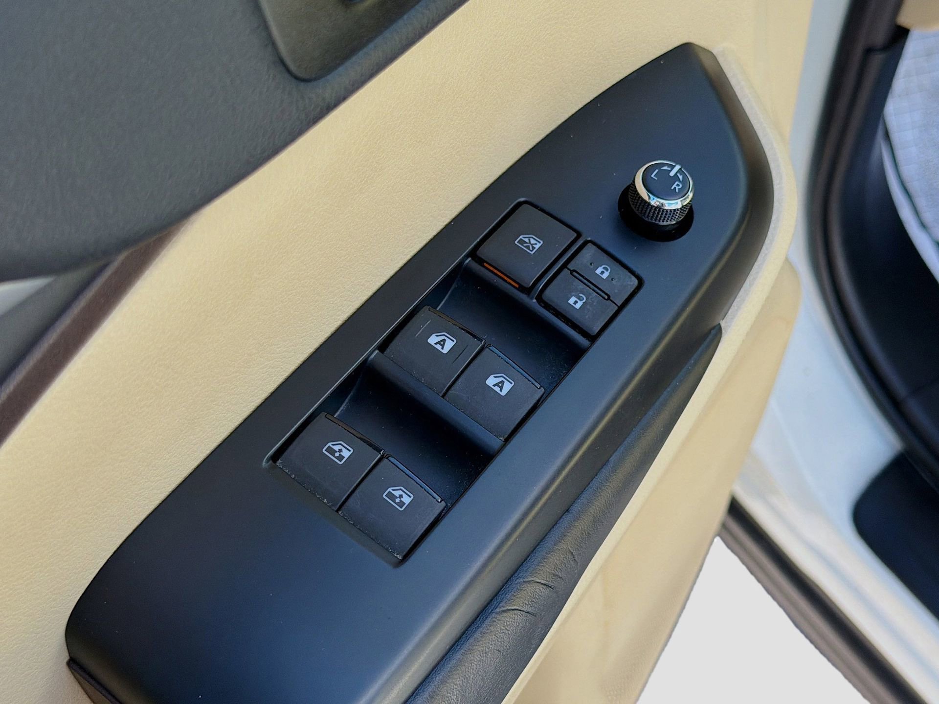 Used 2019 Toyota Highlander XLE image 25