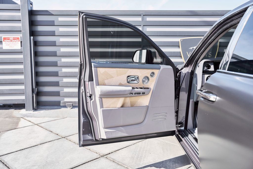 Used 2025 Rolls-Royce Phantom Sedan image 34