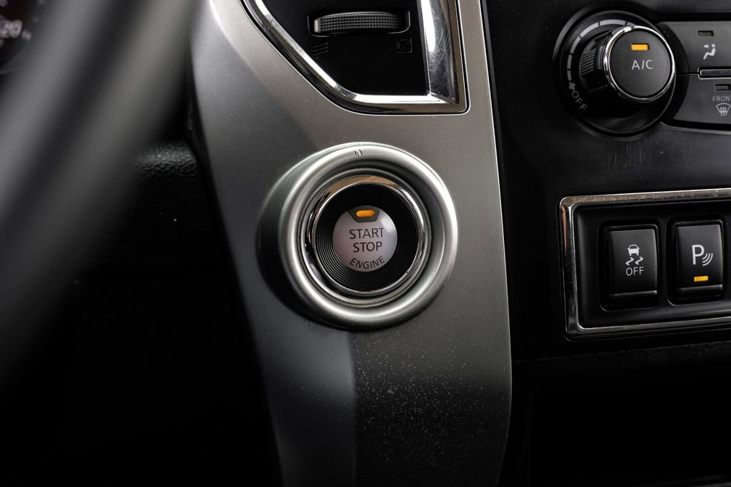 Used 2021 Nissan Titan SV image 17
