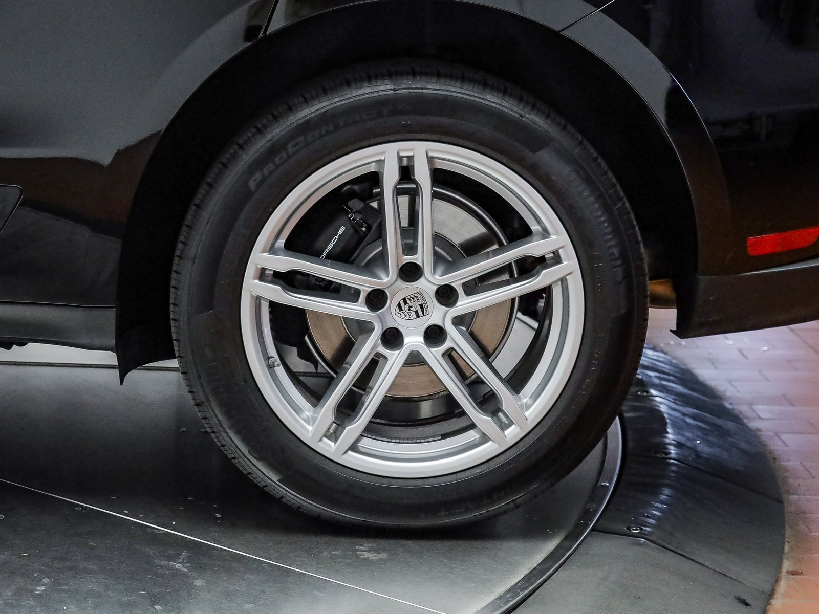 Certified 2025 Porsche Macan image 10